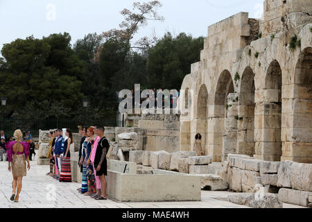 Athen, Griechenland. 31 Mär, 2018. Modelle Kreationen der Haute Couture Kollektion von Griechischen designer Vassilios Kostetsos am Eingang des Herodes Atticus Odeon am Fuße der Akropolis in Athen, Griechenland, am 31. März 2018. Credit: Marios Lolos/Xinhua/Alamy leben Nachrichten Stockfoto