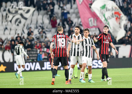 Leonardo Bonucci (AC Mailand), Paulo Dybala (Juventus FC), Sami Khedira (Juventus FC), während die Serie ein Fußballspiel zwischen FC Juventus vs AC Mailand in der Allianz Stadion am 31. März 2018 in Turin, Italien. Credit: Antonio Polia/Alamy leben Nachrichten Stockfoto