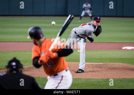 Baltimore, Maryland, USA. 31 Mär, 2018. Minnesota Twins Krug Kyle Gibson (44) wirft bei der MLB Spiel zwischen Minnesota Twins und Baltimore Orioles, Oriole Park in Camden Yards, Baltimore, Maryland. Scott Taetsch/CSM/Alamy leben Nachrichten Stockfoto