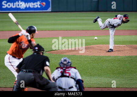 Baltimore, Maryland, USA. 31 Mär, 2018. Minnesota Twins Krug Kyle Gibson (44) wirft bei der MLB Spiel zwischen Minnesota Twins und Baltimore Orioles, Oriole Park in Camden Yards, Baltimore, Maryland. Scott Taetsch/CSM/Alamy leben Nachrichten Stockfoto