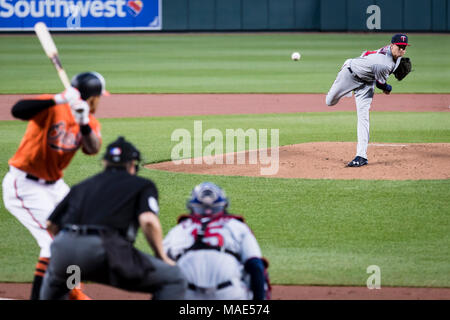 Baltimore, Maryland, USA. 31 Mär, 2018. Minnesota Twins Krug Kyle Gibson (44) wirft bei der MLB Spiel zwischen Minnesota Twins und Baltimore Orioles, Oriole Park in Camden Yards, Baltimore, Maryland. Scott Taetsch/CSM/Alamy leben Nachrichten Stockfoto