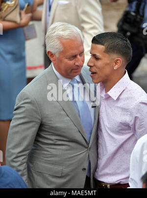 HALLANDALE, FL - 31. März: Akustische rannte in der Ausdehnung der Güteklasse 1 Florida Derby mit Jockey John velazquez zu gewinnen. Es ist der fünfte Florida Derby gewinnen für Trainer Todd Pletcher, die beide die Florida und Kentucky Derbys im vergangenen Jahr mit immer Träumen bei Gulfstream Park am 31. März 2018 in Hallandale, Florida Personen gewonnen: Todd Pletcher Credit: Stürme Media Group/Alamy leben Nachrichten Stockfoto