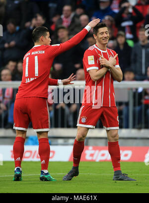 München, Deutschland. 31 Mär, 2018. Bayern München Robert Lewandowski (R) feiert zählen während einer Deutschen Bundesligaspiel zwischen Bayern München und Borussia Dortmund, München, Deutschland, am 31. März 2018. Bayern München gewann 6-0. Credit: Philippe Ruiz/Xinhua/Alamy leben Nachrichten Stockfoto