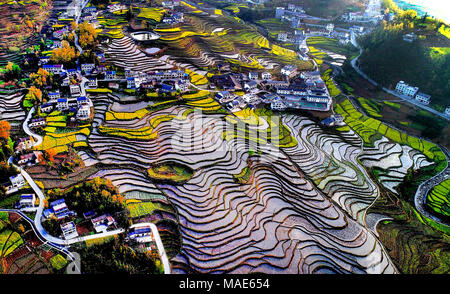 Peking, der chinesischen Provinz Shaanxi. 27 Mär, 2018. Ein Blick auf die Terrassen ist in Fengyan Xuanwuo Township von Hanyin County im Nordwesten der chinesischen Provinz Shaanxi, am 27. März 2018 gesehen. Credit: Liu Xiao/Xinhua/Alamy leben Nachrichten Stockfoto