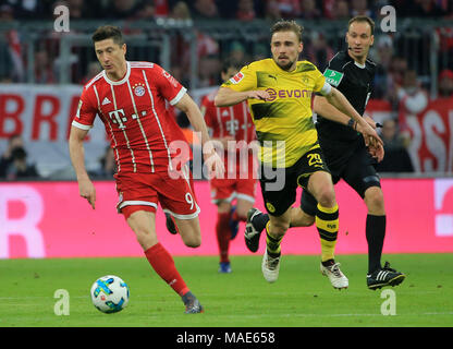 München, Deutschland. 31 Mär, 2018. Bayern München Robert Lewandowski (L) Mias mit Dortmunder Marcel Schmelzer während eines Deutschen Bundesligaspiel zwischen Bayern München und Borussia Dortmund, München, Deutschland, am 31. März 2018. Bayern München gewann 6-0. Credit: Philippe Ruiz/Xinhua/Alamy leben Nachrichten Stockfoto