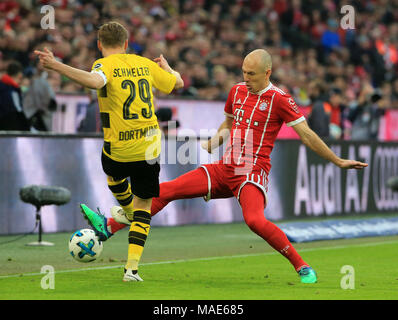 München, Deutschland. 31 Mär, 2018. Bayern München Arjen Robben (R) Mias mit Dortmunder Marcel Schmelzer während eines Deutschen Bundesligaspiel zwischen Bayern München und Borussia Dortmund, München, Deutschland, am 31. März 2018. Bayern München gewann 6-0. Credit: Philippe Ruiz/Xinhua/Alamy leben Nachrichten Stockfoto