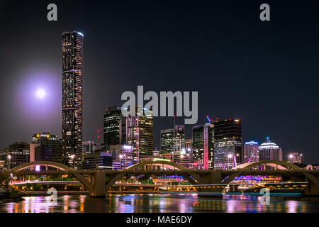 Brisbane, Queensland, Australien - 31 März 2018 - Vollmond (Blue Moon) erhebt sich über der Skyline von Brisbane. Stockfoto