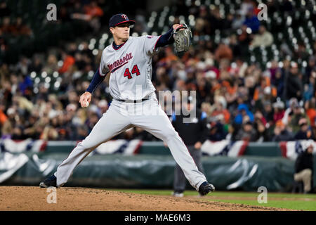 Baltimore, Maryland, USA. 31 Mär, 2018. Minnesota Twins Krug Kyle Gibson (44) wirft bei der MLB Spiel zwischen Minnesota Twins und Baltimore Orioles, Oriole Park in Camden Yards, Baltimore, Maryland. Scott Taetsch/CSM/Alamy leben Nachrichten Stockfoto