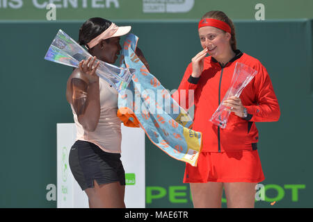 Miami, FL, USA. 31 Mär, 2018. KEY BISCAYNE, FL - MÄRZ 31: Sloane Stephens (USA) erhält die Meisterschaft Pokal nach dem Sieg über Jelena Ostapenko (LAT) 76 (5) 61 an Tag 13 der 2018 Miami geöffnet an der Crandon Park Tennis Center am 31. März in Key Biscayne, Florida 2018 statt. Credit: Andrew Patron/ZUMA Draht/Alamy leben Nachrichten Stockfoto