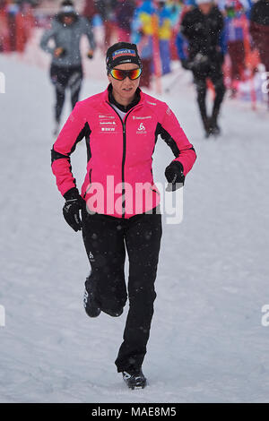 Lenzerheide, Schweiz, 1. April 2018. Selina Gasparin ist das Aufwärmen vor dem Massenstart der Frauen in der Schweizerischen und belgischen Nationalen Biathlon Meisterschaften Credit: Rolf Simeon/Alamy leben Nachrichten Stockfoto