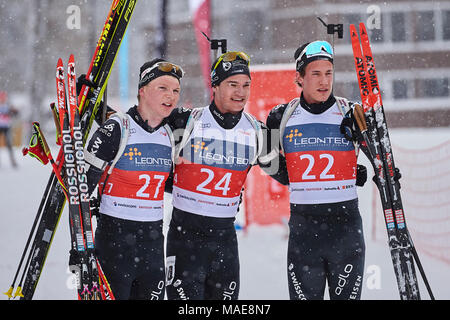 Lenzerheide, Schweiz, 1. April 2018. Die Gewinner in der Junioren Massenstart in der Schweizerischen und belgischen Nationalen Biathlon Meisterschaften. Laurin Fravi, Niklas Hartweg, Sandro Bovisi (von links nach rechts): Rolf Simeon/Alamy leben Nachrichten Stockfoto