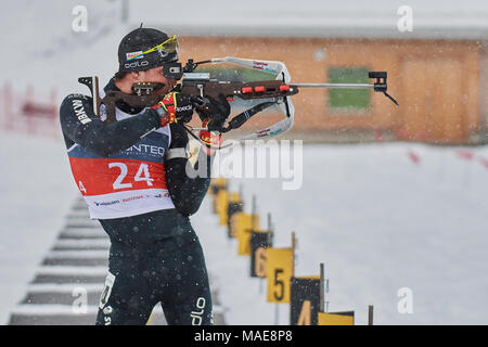 Lenzerheide, Schweiz, 1. April 2018. Niklas Hartweg während der Herren Massenstart in der Schweizerischen und belgischen Nationalen Biathlon Meisterschaften Credit: Rolf Simeon/Alamy leben Nachrichten Stockfoto