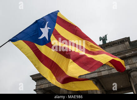 01 April 2018, Deutschland, Berlin: Eine katalanische Fahne im Wind bei einer Demonstration für ein unabhängiges Katalonien am Brandenburger Tor. Die Bürgerinitiative Assemblea Nacional Catalana (ANC), der für die Unabhängigkeit Kataloniens, der Protest aufgerufen. Nach ersten Schätzungen der Polizei, etwa 200 Menschen reagierten auf den Anruf. Foto: Paul Zinken/dpa Quelle: dpa Picture alliance/Alamy leben Nachrichten Stockfoto