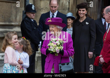 Windsor, Großbritannien. Der 1. April 2018. Die Königin verlässt den Ostersonntag Service in der St. George's Chapel in Windsor Castle, nachdem sie mit traditionellen posies der Blumen von Amelia Vivian und Madeleine Carleston, beide 6 Jahre alt. Credit: Mark Kerrison/Alamy leben Nachrichten Stockfoto