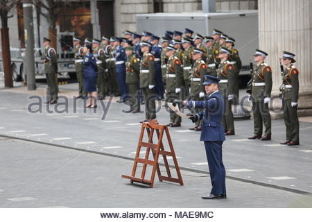 Dublin, Irland. 1. April 2018. Ostern 1916 steigende Zeremonie findet in Dublin. Kapitän Sean Mccarthy liest die Proklamation 1916 der irische Freiheit aus Großbritannien im Rahmen einer offiziellen Zeremonie in Dublin gestern. Credit: reallifephotos/Alamy leben Nachrichten Stockfoto