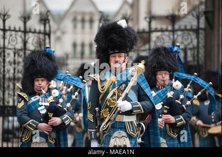 Royal Courts of Justice, London, UK. 1. April 2018. Die RAF 100 Baton Relais befindet sich am Haupteingang des Royal Courts of Justice. Die Schritte sind mit der Royal Air Force Kadetten wie der Chef der Luft Personal Air Chief Marshal Sir Stephen Hillier gesäumt Royal Air Force veteran Unterschieden begleitet, Air Commodore (Retd) Charles Clarke, der die RAF 100 Baton. Das Relais beginnt seine Reise in die Royal Courts of Justice und wird 100 Tage später endet am 10. Juli auf horseguards Parade. Credit: Malcolm Park/Alamy Leben Nachrichten. Stockfoto