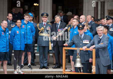 Royal Courts of Justice, London, UK. 1. April 2018. Die RAF 100 Baton Relais befindet sich am Haupteingang des Royal Courts of Justice. Die Schritte sind mit der Royal Air Force Kadetten wie der Chef der Luft Personal gesäumt Royal Air Force veteran Unterschieden begleitet, Air Commodore (Retd) Charles Clarke, der die RAF 100 Baton. Eine Jagt Bell wird von geschätzten Veteran und einer der "Wenigen" Wing Commander (Retd) Paul Farnes (rechts), ein ehemaliger Schlacht von Großbritannien Fighter Pilot, der Start der Relais zu Signal ertönt. Credit: Malcolm Park/Alamy Leben Nachrichten. Stockfoto