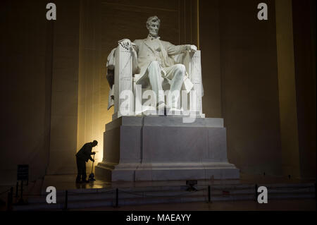 Washington, DC, USA. Der 1. April 2018. Ein Wartung Arbeiter mops bis rund um den Sockel der Statue von Präsident Abraham Lincoln in den Stunden vor der Dämmerung vor dem 40. jährlichen Easter Sunrise Service auf den Stufen des Lincoln Memorial. Diese Veranstaltung begann im Jahre 1979 mit einer kleinen Gruppe von Menschen und hat sich zu einem der größten Easter Sunrise Gebet Services in den Vereinigten Staaten, die die Leute aus dem Washington, DC Bereich sowie aus der ganzen Welt. Stange Lamkey jr./Alamy leben Nachrichten Stockfoto