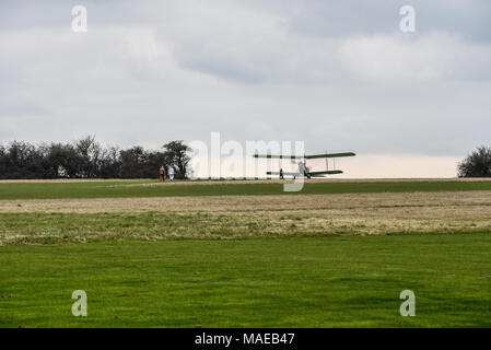 Die Royal Air Force wurde während des Ersten Weltkriegs am 1. April 1918 von seiner Vorfahren der Royal Flying Corps und der Royal Naval Air Service gebildet. Zum 100-jährigen Jubiläum eine Festveranstaltung auf die einzigartige Welt Krieg Flugplatz zu verstauen Maries gehalten wurde. Ein WWI 2 Sitzen auf dem Horizont Bereit zum Abheben Stockfoto