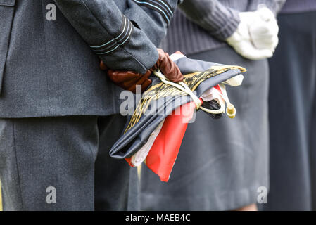 Die Royal Air Force wurde während des Ersten Weltkriegs am 1. April 1918 von seiner Vorfahren der Royal Flying Corps und der Royal Naval Air Service gebildet. Das 100-jährige Jubiläum eine Festveranstaltung auf die einzigartige Welt Krieg Flugplatz zu verstauen Maries, wo die Union Jack (normalerweise geflogen, anstatt die RFC-Stern) durch, dass der RAF (eine frühe Version Weiss) hier gesehen in Handschuhen ist ein Offizier gefaltet ersetzt wurde abgehalten wurde zu markieren Stockfoto