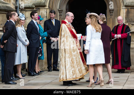 Windsor, Großbritannien. Der 1. April 2018. Der Dekan von Windsor, die Rt Revd David Conner KCVO, grüßt die Gräfin von Wessex, Lady Louise Windsor und Prinzessin Beatrice bei ihrer Ankunft in der St. George's Chapel in Windsor Castle für den Ostersonntag. Credit: Mark Kerrison/Alamy leben Nachrichten Stockfoto