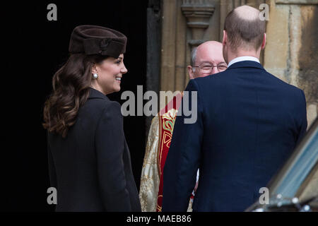 Windsor, Großbritannien. Der 1. April 2018. Der Dekan von Windsor, die Rt Revd David Conner KCVO, grüßt der Herzog und die Herzogin von Cambridge bei Ihrer Ankunft in der St. George's Chapel in Windsor Castle für den Ostersonntag. Infolge einer Verzögerung im Verkehr, Sie kamen nach der Königin. Credit: Mark Kerrison/Alamy leben Nachrichten Stockfoto