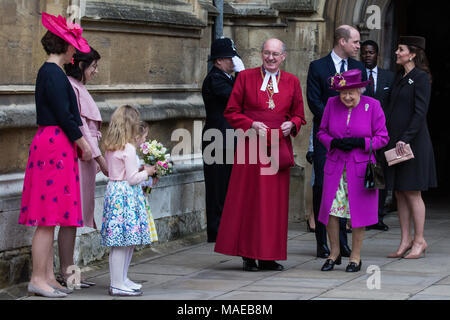 Windsor, Großbritannien. Der 1. April 2018. Amelia Vivian und Madeleine Carleston, beide 6 Jahre alt, warten traditionelle posies von Blumen, die der Königin zu geben, als Sie den Ostersonntag Service in der St. George's Chapel in Windsor Castle verlässt. Credit: Mark Kerrison/Alamy leben Nachrichten Stockfoto