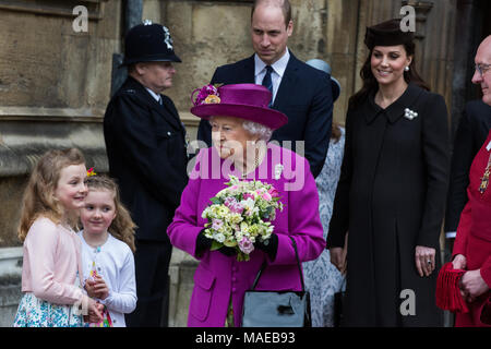 Windsor, Großbritannien. Der 1. April 2018. Die Königin verlässt den Ostersonntag Service in der St. George's Chapel in Windsor Castle, nachdem sie mit traditionellen posies der Blumen von Amelia Vivian und Madeleine Carleston, beide 6 Jahre alt. Credit: Mark Kerrison/Alamy leben Nachrichten Stockfoto