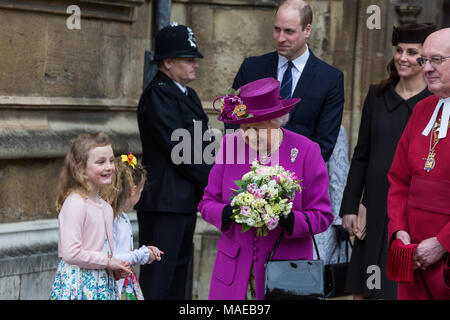 Windsor, Großbritannien. Der 1. April 2018. Die Königin verlässt den Ostersonntag Service in der St. George's Chapel in Windsor Castle, nachdem sie mit traditionellen posies der Blumen von Amelia Vivian und Madeleine Carleston, beide 6 Jahre alt. Credit: Mark Kerrison/Alamy leben Nachrichten Stockfoto