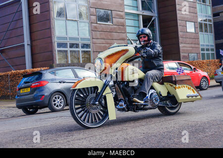 Glasgow, Schottland, Großbritannien. Der 1. April 2018. Über 1000 Biker, viele tragen ein buntes Kostüm, aus ganz Schottland treffen sich in Glasgow für das jährliche Easter Egg Run von Glasgow Green zu den königlichen Krankenhaus für Kinder Mittel für Glasgow's Kinder Krankenhaus Nächstenliebe anzuheben. Abgebildete biker Reiten eine Harley Davidson Motorrad. Credit: Skully/Alamy leben Nachrichten Stockfoto