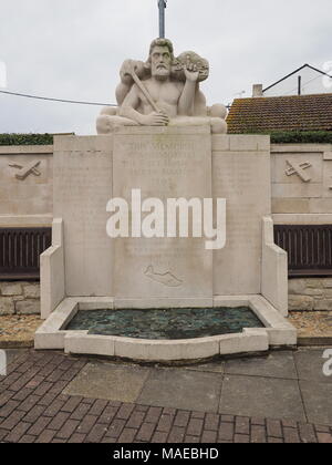 Eastchurch, Kent, Großbritannien. Der 1. April 2018. Zum Markieren der heutigen RAF Centenary, die Flieger' Memorial in Eastchurch, Kent, Grad II Liste* aktualisiert wurde. Es verfügt über eine zentrale Figur des Zeus, der Gott des Donners und Marken, die hervorragende Wirkung der Royal Aero Club, im Eastchurch und Leysdown Flying Gründen, auf die Entwicklung der Luftfahrt in Großbritannien. Es verfügt über repräsentative Reliefs der frühen Flugzeuge, die Namen der Pionier- und feierte Anfang aviators, Planer und Bauherren und eine geschnitzte Büste eines Aviator voll in fliegenden Gang gekleidet. Credit: James Bell/Alamy leben Nachrichten Stockfoto