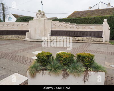 Eastchurch, Kent, Großbritannien. Der 1. April 2018. Zum Markieren der heutigen RAF Centenary, die Flieger' Memorial in Eastchurch, Kent, Grad II Liste* aktualisiert wurde. Es verfügt über eine zentrale Figur des Zeus, der Gott des Donners und Marken, die hervorragende Wirkung der Royal Aero Club, im Eastchurch und Leysdown Flying Gründen, auf die Entwicklung der Luftfahrt in Großbritannien. Es verfügt über repräsentative Reliefs der frühen Flugzeuge, die Namen der Pionier- und feierte Anfang aviators, Planer und Bauherren und eine geschnitzte Büste eines Aviator voll in fliegenden Gang gekleidet. Credit: James Bell/Alamy leben Nachrichten Stockfoto