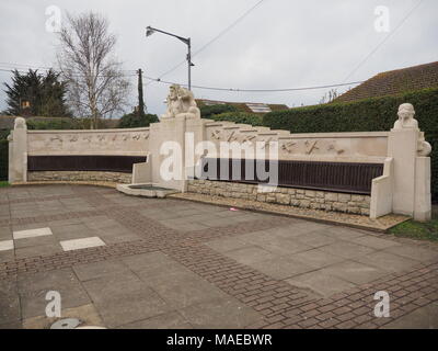 Eastchurch, Kent, Großbritannien. Der 1. April 2018. Zum Markieren der heutigen RAF Centenary, die Flieger' Memorial in Eastchurch, Kent, Grad II Liste* aktualisiert wurde. Es verfügt über eine zentrale Figur des Zeus, der Gott des Donners und Marken, die hervorragende Wirkung der Royal Aero Club, im Eastchurch und Leysdown Flying Gründen, auf die Entwicklung der Luftfahrt in Großbritannien. Es verfügt über repräsentative Reliefs der frühen Flugzeuge, die Namen der Pionier- und feierte Anfang aviators, Planer und Bauherren und eine geschnitzte Büste eines Aviator voll in fliegenden Gang gekleidet. Credit: James Bell/Alamy leben Nachrichten Stockfoto