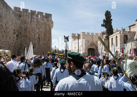 Jerusalem, Israel. Der 1. April 2018. Die internationale Verknüpfung der Orthodoxen Christlichen Pfadfinder nach Jaffa Tor in der Altstadt von Jerusalem ankommen, während die Arabische orthodoxe Palmsonntag Prozession. © Valentin Sama-Rojo/Alamy Leben Nachrichten. Stockfoto