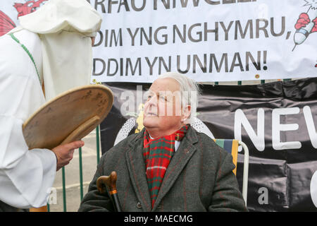 Der 1. April 2018. Bruce Kent bei der Rallye. CND feiern den 60. Jahrestag der ersten Aldermaston März - ein Ereignis, das Tausende gegen die Bombe und geformte radikalen Protest für Generationen mobilisiert. Penelope Barritt/Alamy leben Nachrichten Stockfoto