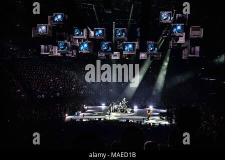 29.03.2018 - amerikanische Heavy Metal Band Metallica live in ihrer globalen WorldWired Tour in der barclaycard Arena in Hamburg sterben. Totale auf die Bühne. | März, 29 2018 - amerikanische Heavy Metal Band Metallica live auf ihrer Tour an der WorldWired Barclaycard Arena in Hamburg, Deutschland. Long Shot auf der Bühne. | Verwendung weltweit Stockfoto