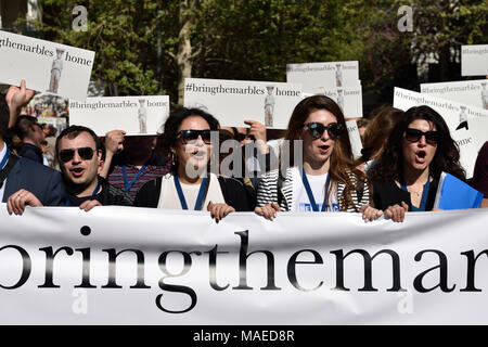 Athen, Griechenland, 1.April 2018. Mitglieder der Hellenischen Jugend in Aktion, eine Griechische diaspora Jugend Forum, März holding Banner und Plakate fordert die Rückgabe der Elgin Marbles in Athen, Griechenland. Credit: Nicolas Koutsokostas/Alamy Leben Nachrichten. Stockfoto