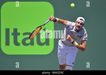 Miami, FL, USA. 1 Apr, 2018. Miami, FL - 1. April: John Isner (USA), die in Aktion im Finale der 2018 Miami offen gehalten Im Tennis Center am Crandon Park am 1. April 2018. Credit: Andrew Patron/Zuma Kabel Credit: Andrew Patron/ZUMA Draht/Alamy leben Nachrichten Stockfoto