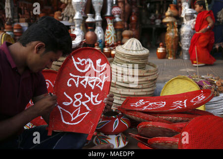 Dhaka, Bangladesch. 1 Apr, 2018. Ein Künstler malt auf einen Bambus Prunkstück, wie sie beschäftigte Zeit vor der Bangla neues Jahr verbringen, in einem strassenrand Kunsthandwerksmarkt in Dhaka. Quelle: Md. mehedi Hasan/ZUMA Draht/Alamy leben Nachrichten Stockfoto