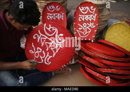 Dhaka, Bangladesch. 1 Apr, 2018. Ein Künstler malt auf einen Bambus Prunkstück, wie sie beschäftigte Zeit vor der Bangla neues Jahr verbringen, in einem strassenrand Kunsthandwerksmarkt in Dhaka. Quelle: Md. mehedi Hasan/ZUMA Draht/Alamy leben Nachrichten Stockfoto