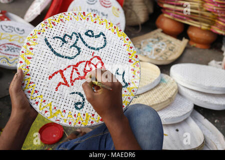 Dhaka, Bangladesch. 1 Apr, 2018. Ein Künstler malt auf einen Bambus Prunkstück, wie sie beschäftigte Zeit vor der Bangla neues Jahr verbringen, in einem strassenrand Kunsthandwerksmarkt in Dhaka. Quelle: Md. mehedi Hasan/ZUMA Draht/Alamy leben Nachrichten Stockfoto