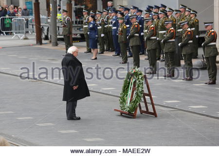 Dublin, Irland. 1. April 2018. Dublin, Irland. 01/02/2018 Ostern 1916 steigende Festakt erfolgt in Dublin. Präsident Michael D. Higgins Bögen auf die GPO in Dublin Irland während der feierlichen Parade 1916 zu Ehren der Männer und Frauen, die während der Rebellion gegen die britische Herrschaft fiel. Credit: reallifephotos/Alamy leben Nachrichten Stockfoto