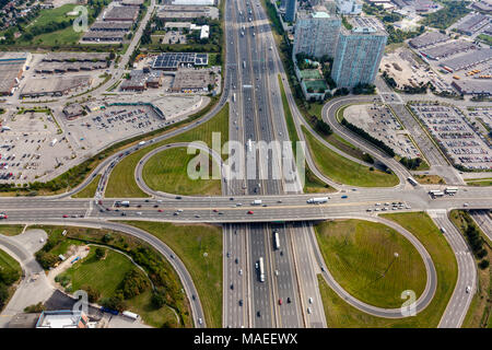 Eine Luftaufnahme von Highway 401 und Fortschritt Ave in Scarbourgh, Toronto, Kanada Stockfoto