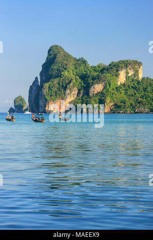 AO Loh Dalum Bay mit verankerten Longtail Boote auf Phi Phi Don Island, Provinz Krabi, Thailand. Koh Phi Phi Don ist Teil eines marine National Park. Stockfoto