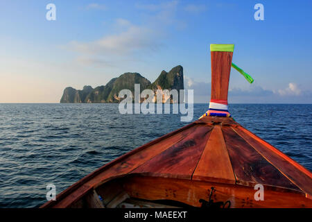 Vorderseite des Longtail-Boot gehen nach Phi Phi Leh Island in der Provinz Krabi, Thailand. Koh Phi Phi Leh ist Teil des Mu Ko Phi Phi National Marine Park. Stockfoto