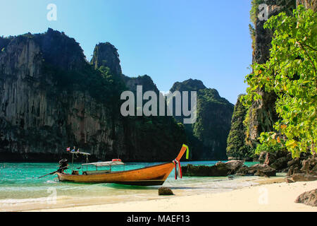 Longtailboot durch die einsamen Strand auf der Insel Phi Phi Leh verankert, Provinz Krabi, Thailand. Koh Phi Phi Leh ist Teil der Mu Ko Phi Phi Nationalpark. Stockfoto