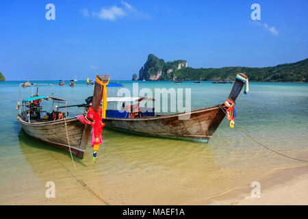 Longtail-Boote ankerten an Ao Loh Dalum Strand auf Phi Phi Don Island, Provinz Krabi, Thailand. Koh Phi Phi Don ist Teil eines marine National Park. Stockfoto