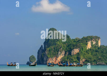 AO Loh Dalum Bay mit verankerten Longtail Boote auf Phi Phi Don Island, Provinz Krabi, Thailand. Koh Phi Phi Don ist Teil eines marine National Park. Stockfoto