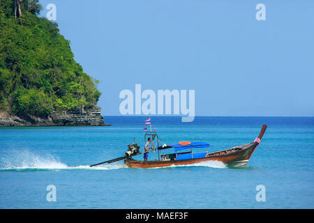 Longtail Boot von Koh Phi Phi Don Island in der Provinz Krabi, Thailand. Koh Phi Phi Don ist ein Teil der Marine National Park. Stockfoto