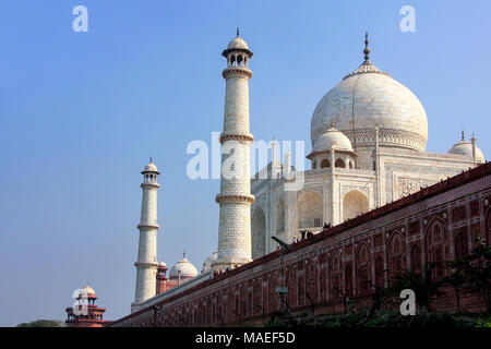 Blick auf den Taj Mahal mit Sandstein Mauer von Yamuna Fluss, Agra, Uttar Pradesh, Indien. Taj Mahal wurde als UNESCO-Weltkulturerbe im Jahr 1983 bezeichnet. Stockfoto